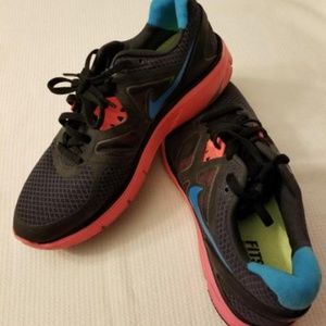 Nike Black Pink & Turquoise tennis shoe
